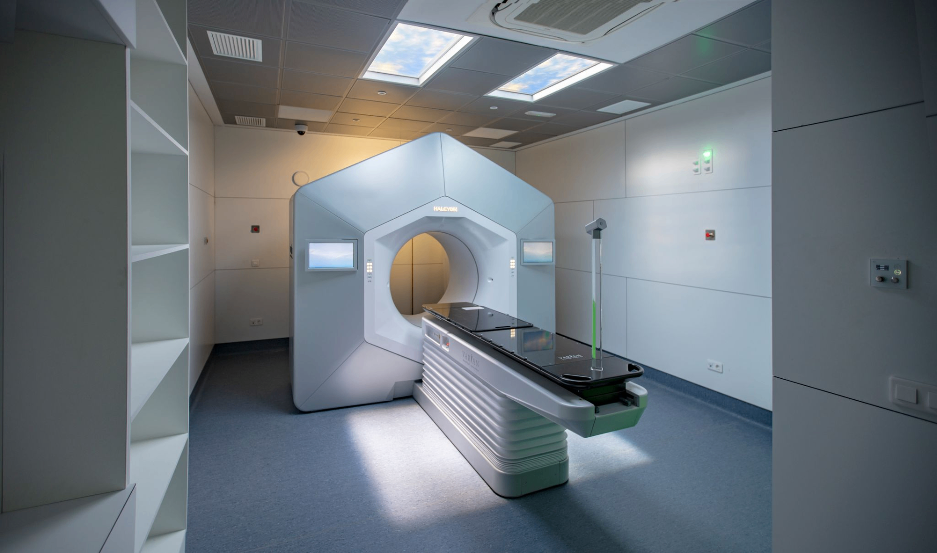 Sollux skylight illuminating a treatment room with realistic sunlight